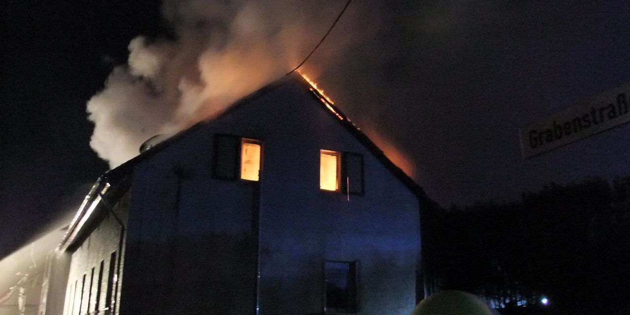 Dachstuhlbrand in Waldböckelheim erfordert nächtlichen Großeinsatz der Feuerwehren