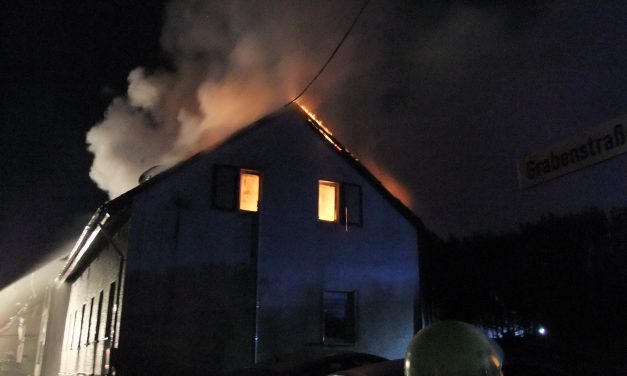 Dachstuhlbrand in Waldböckelheim erfordert nächtlichen Großeinsatz der Feuerwehren